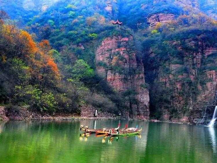 驼铃伴着火车汽笛“入关”，这是千年丝路回响！